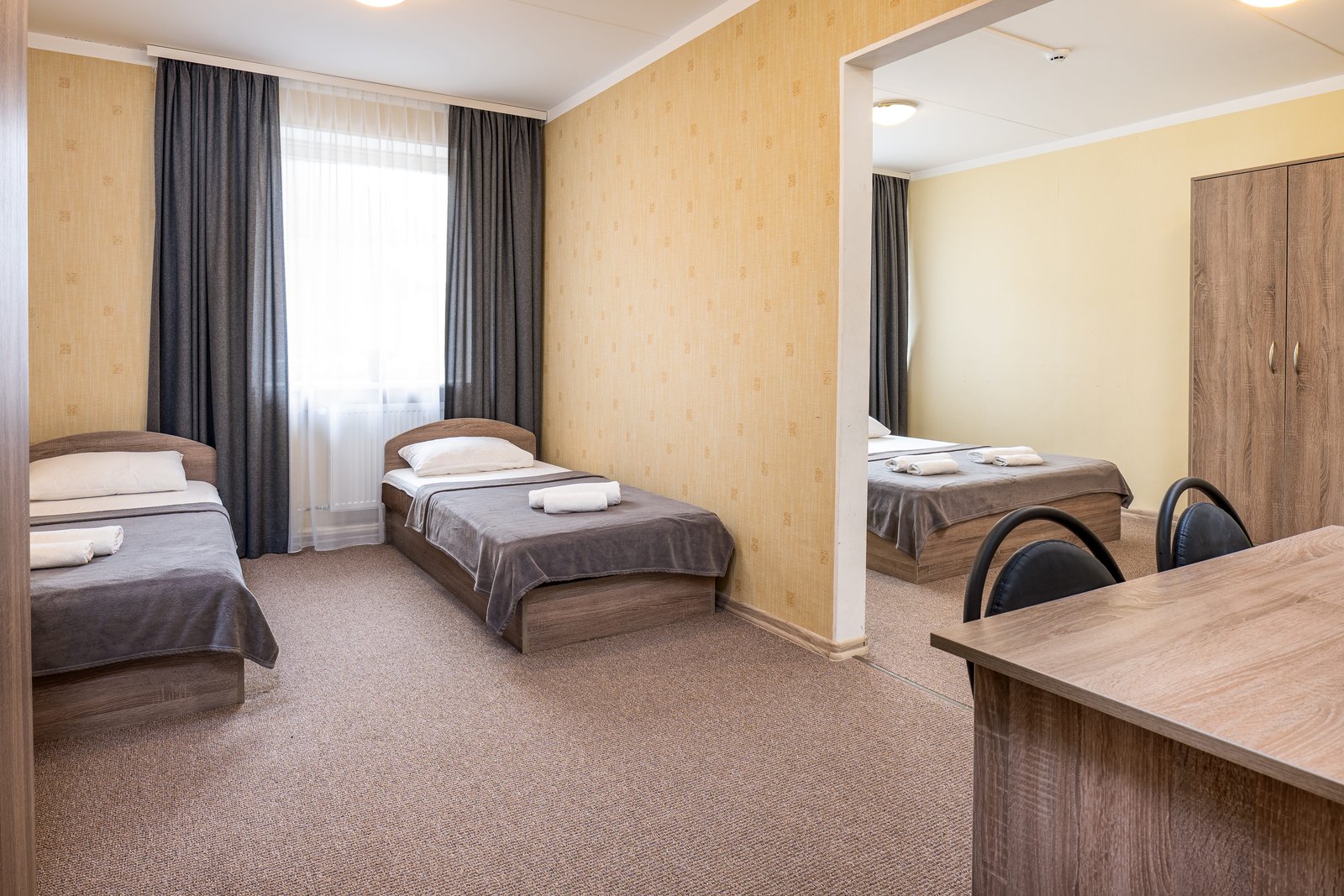 Five-person family room with one double bed and three single beds