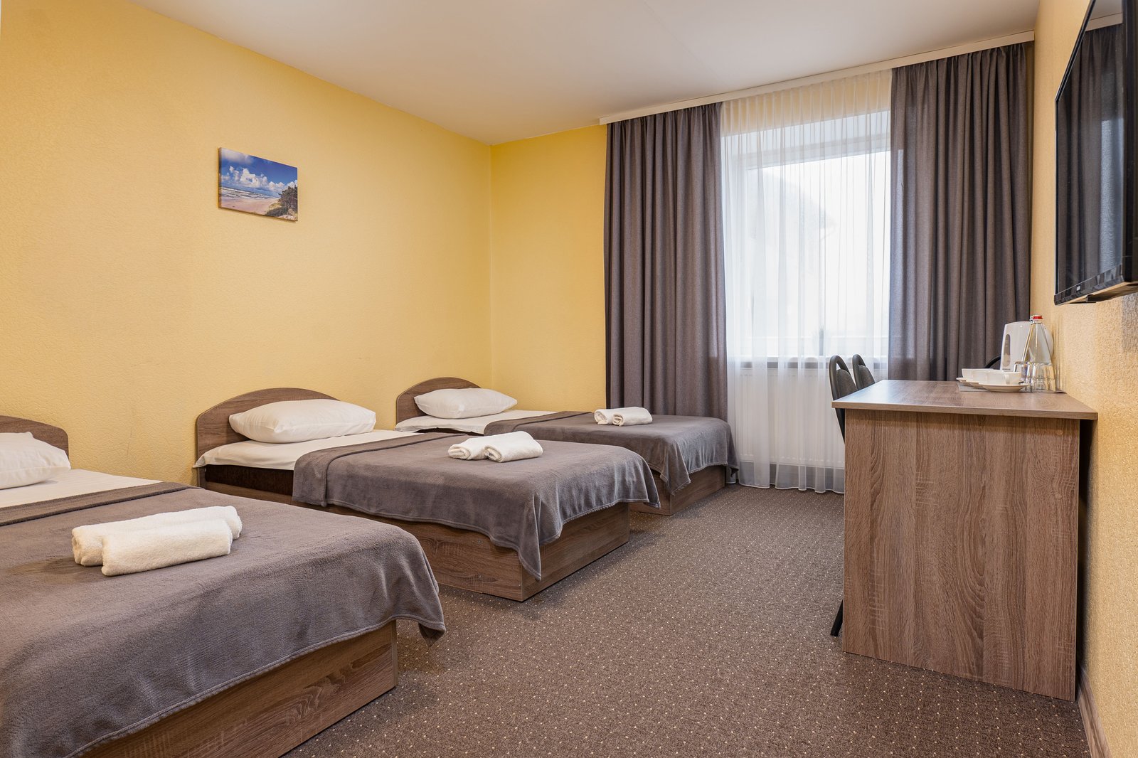 Triple room with three single beds